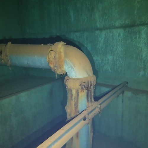 Sprinklertank-Inspektion: Betontank, 15 Jahre – Inspektion Rohrschelle Korrosion Kalkablagerungen Nahaufnahme