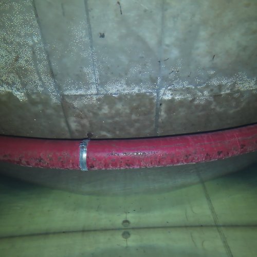 Sprinklertank-Inspektion: Betontank, 15 Jahre – Rohrschelle Rot Ablagerungen Bodensicht